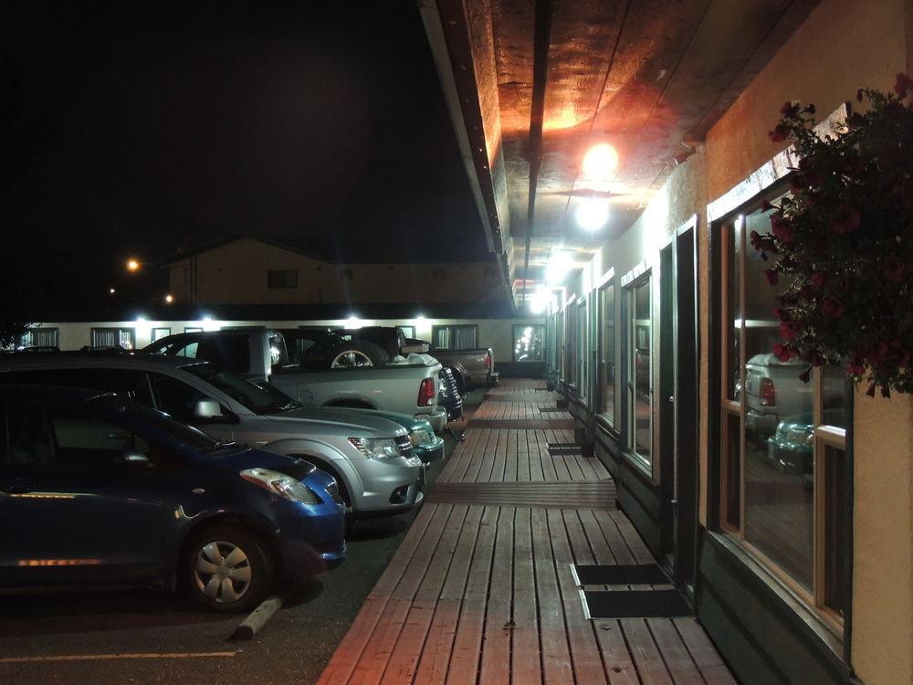 100 Mile Motel & Rv Park 100 Mile House Exterior photo