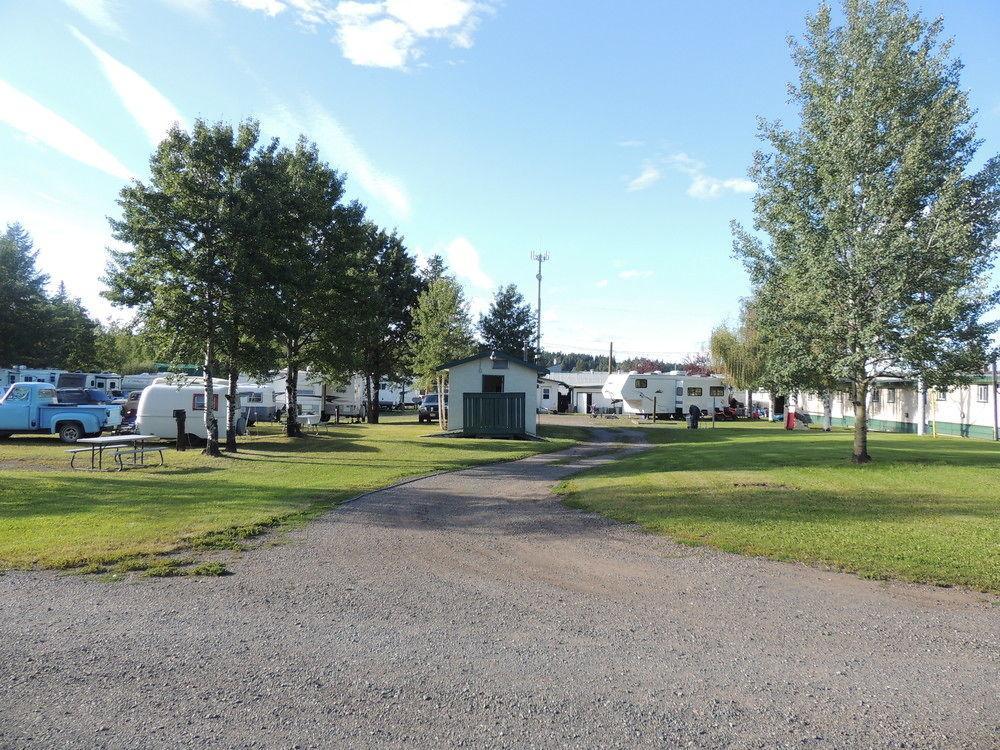 100 Mile Motel & Rv Park 100 Mile House Exterior photo