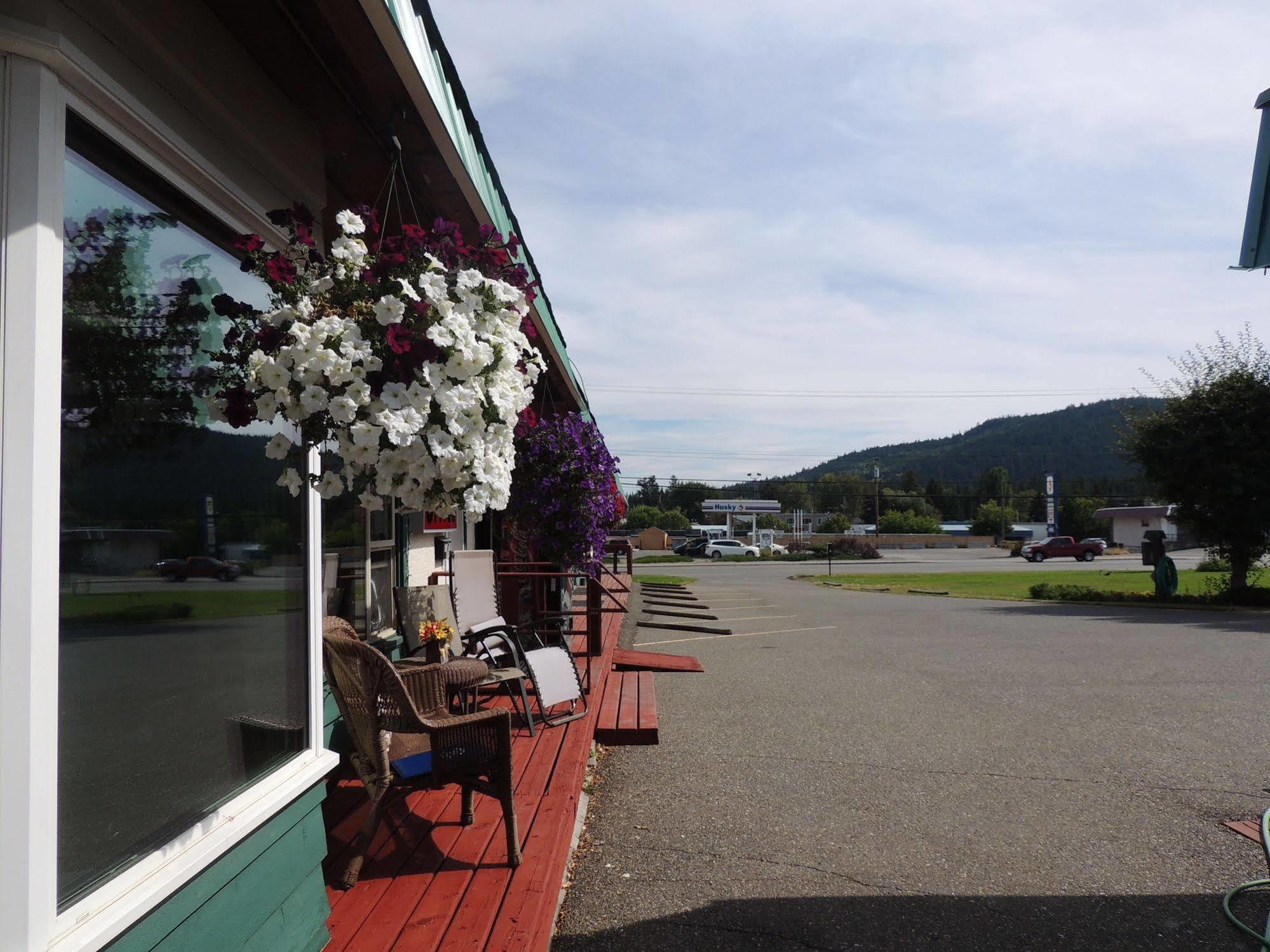 100 Mile Motel & Rv Park 100 Mile House Exterior photo