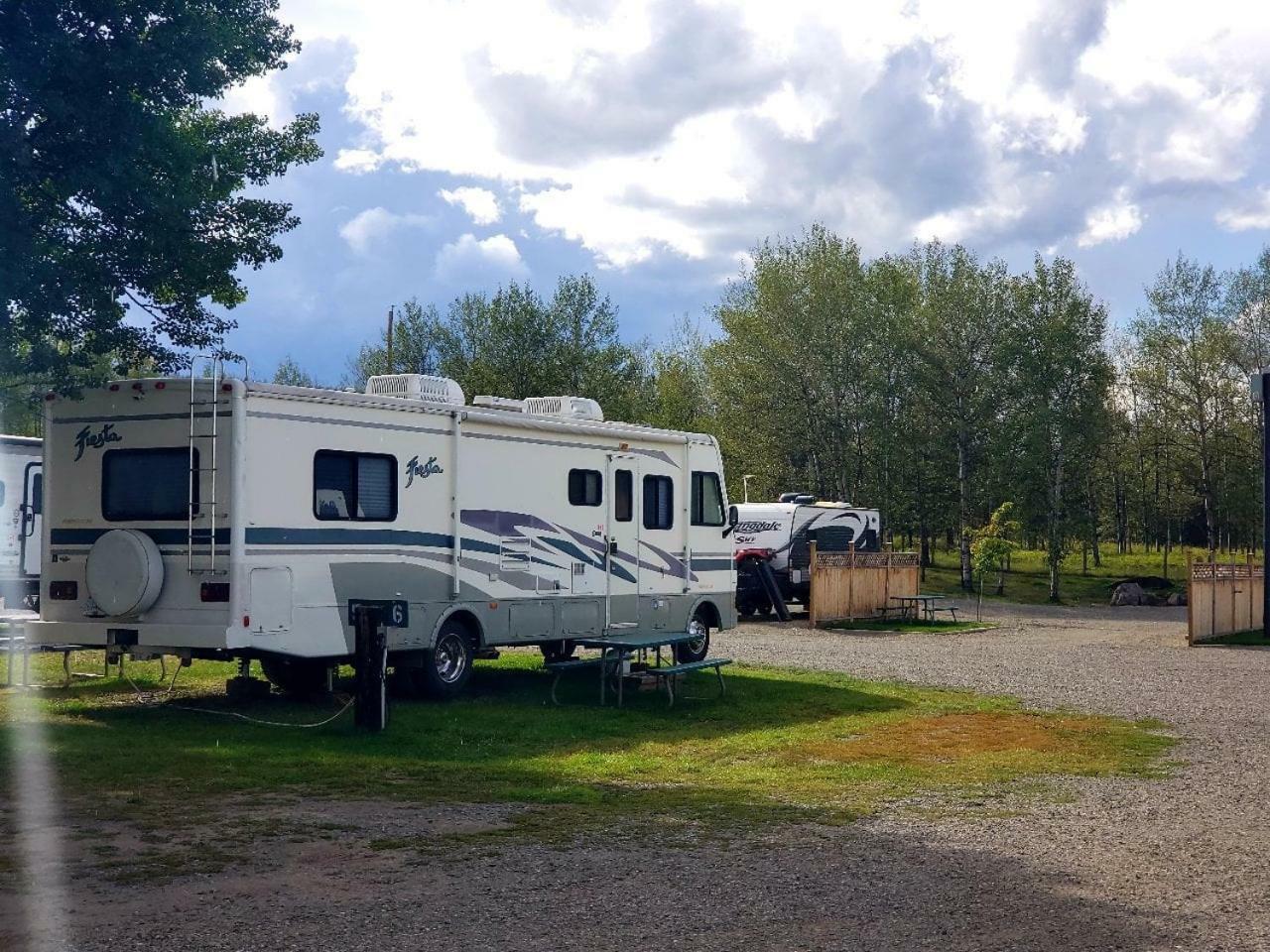 100 Mile Motel & Rv Park 100 Mile House Exterior photo