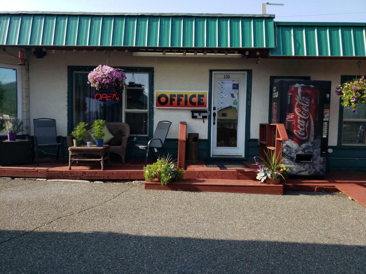 100 Mile Motel & Rv Park 100 Mile House Exterior photo